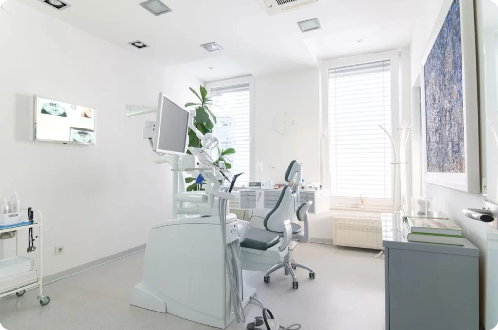 Dentalni centar DentIN, Zagreb, Trešnjevka: interijer, prikaz jedne ordinacije sa zubarskom stolicom i pripadajućom opremom, lijepa, svijetla prostorija, toplo osunčana.
