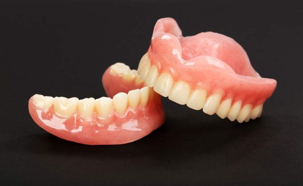 Dentalni centar DentIN, Zagreb: gornja i donja totalna proteza napravljena od akrilata.