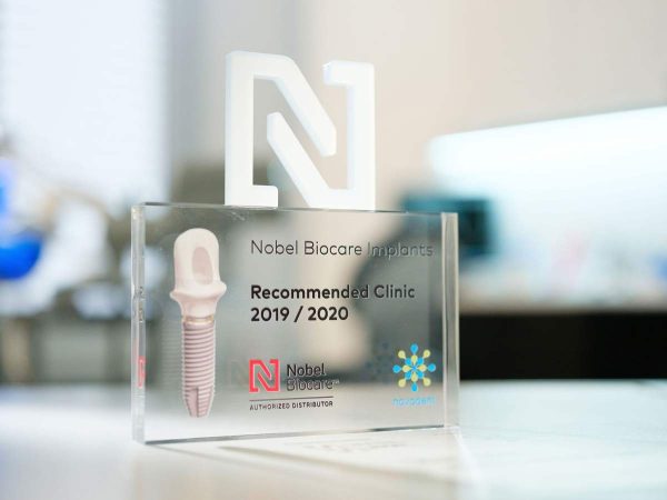 Dentalni centar DentIN, Zagreb: plaketa službenog partnera Nobel Biocarea, Dentalnog centra DentIN.