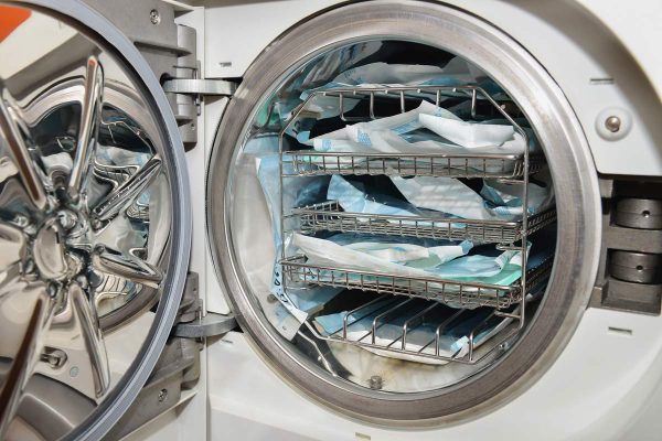 Dentalni centar DentIN, Zagreb: sterilizator s dentalnim priborom koji se sterilizira za oralne operacije.