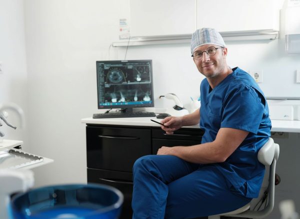 Dentalni centar DentIN, Zagreb, Trešnjevka: dr. Stipica Balić, specijalist oralne kirurgije, pregledava rentgenski snimak.