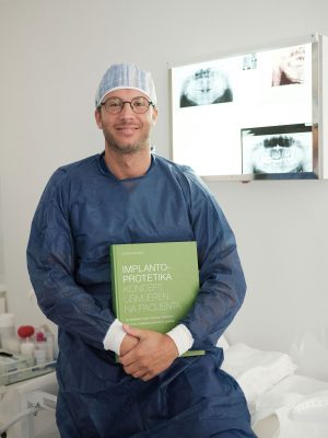 Dentalni centar DentIN, Zagreb, Trešnjevka: dr. Balić, drži stručni udžbenik iz implantologije.