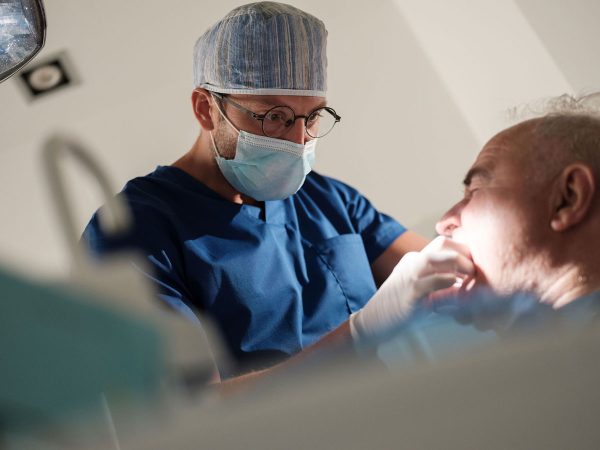 Dentalni centar DentIN, Zagreb, Trešnjevka: dr. Stipica Balić s pacijentom.